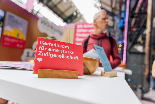 Postkarte in einem Postkartenständer - Aufschrift: Gemeinsam für eine starke Zivilgesellschaft