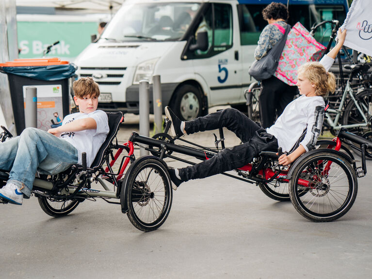 Zwei Kinder fahren mit Rennrädern