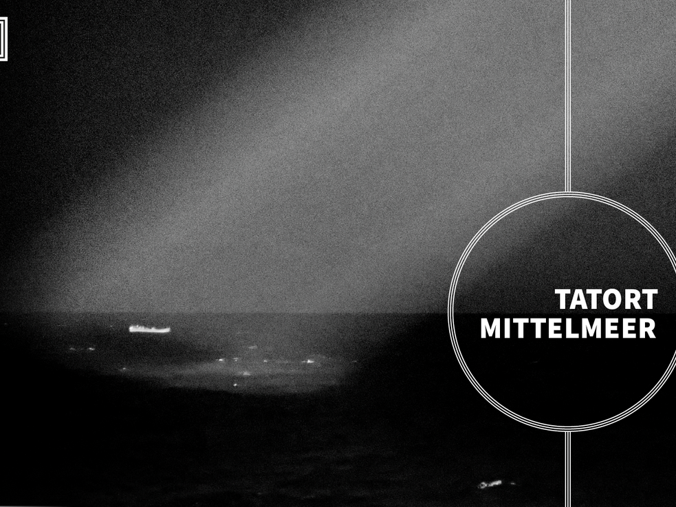Scharz-Weiß Foto mit Schiff auf dem Meer, darauf eine "Zielscheibe" mit dem Titel "Tatort Mittelmer"