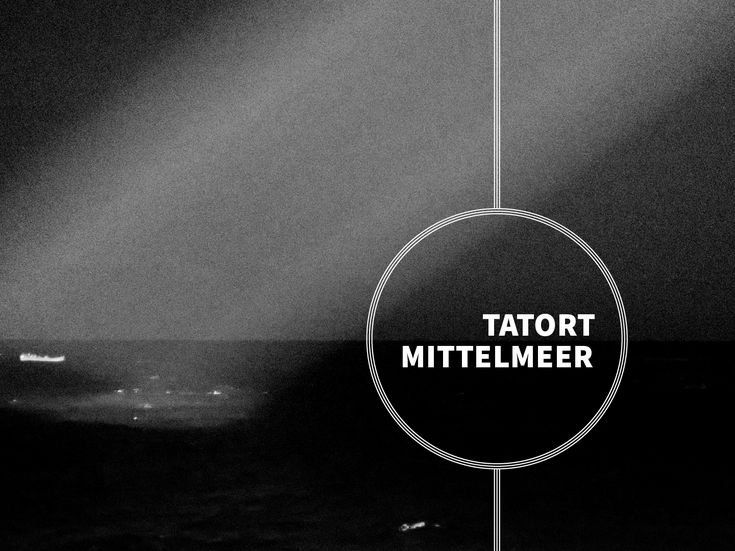 Scharz-Weiß Foto mit Schiff auf dem Meer, darauf eine "Zielscheibe" mit dem Titel "Tatort Mittelmer"